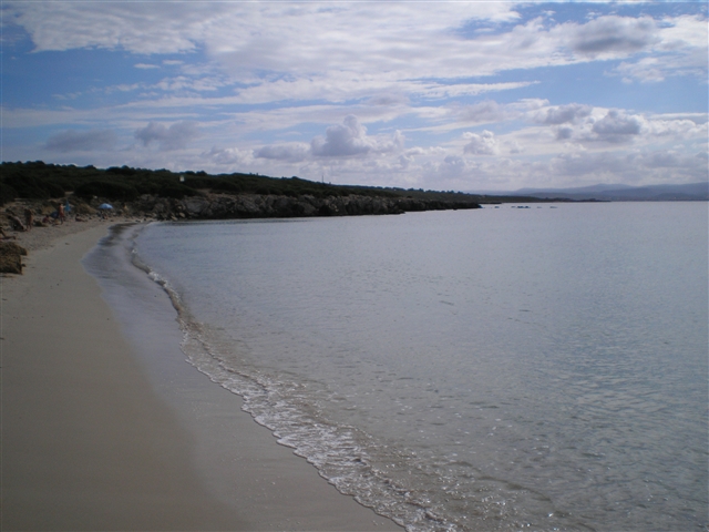 La spiaggia di lazzaretto, il mare lambisce la costa.